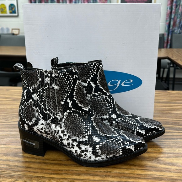 aqua college Shoes - NWT Aqua College Womens KARLIE Boot Black White Leather Rubber Waterproof 7M